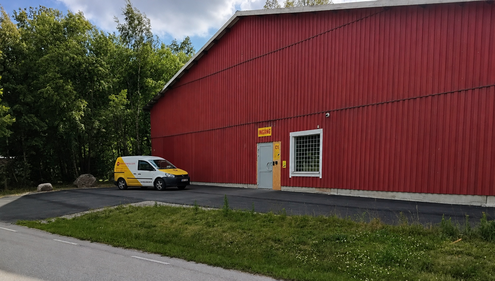 Översiktsbild över ingång C1 på Terminalvägen i Höör. Förråden är färdigställda invändigt och klara att använda, medan fasaden kommer att renoveras framöver. Nya förråd att hyra vid ingång C1 på Terminalvägen i Höör. Förråden är klara invändigt och fasaden kommer att renoveras.