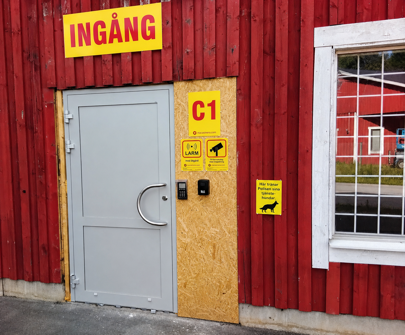 Nya förråd att hyra vid ingång C1 på Terminalvägen i Höör, där fasaden kommer att renoveras.