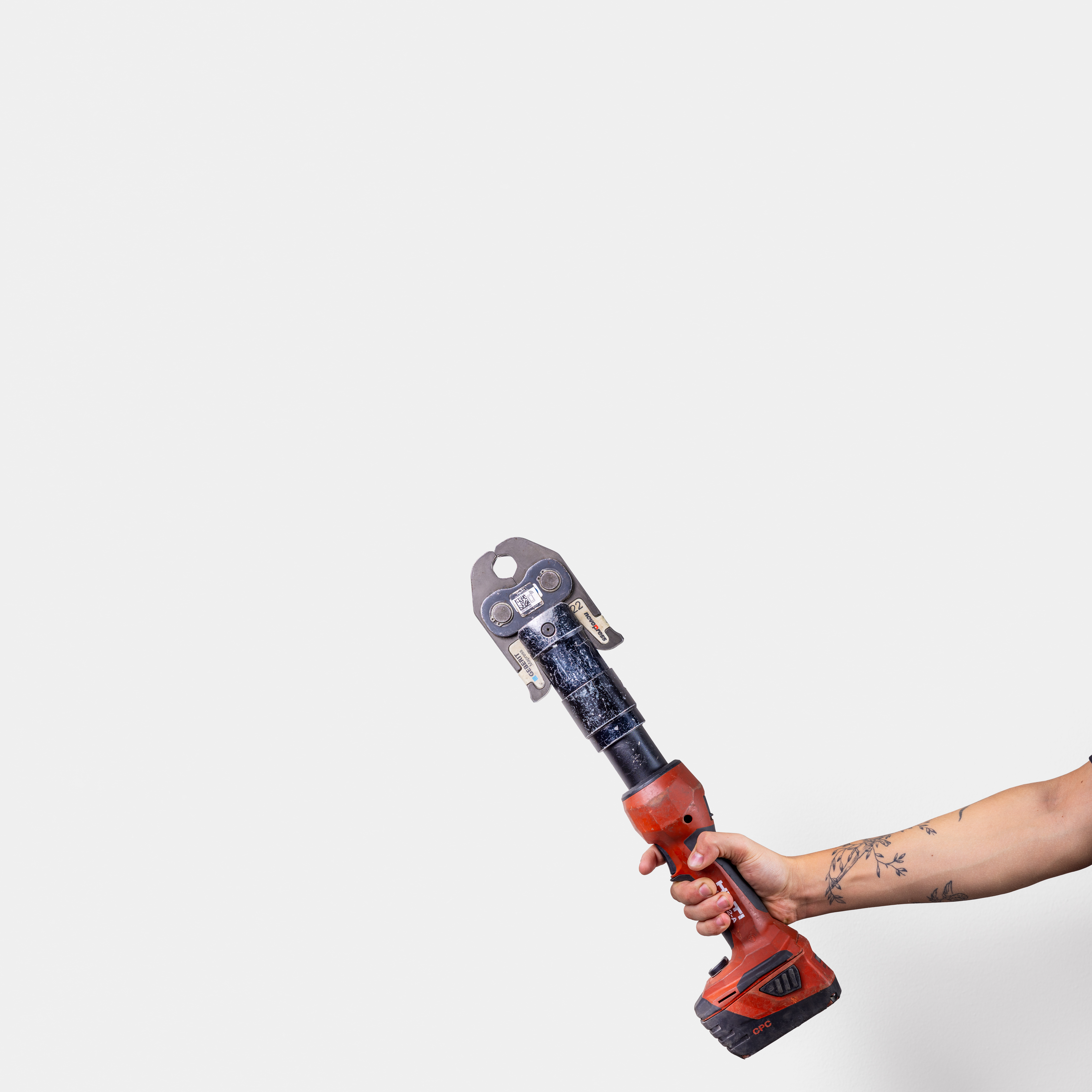 Elektriskt rörpressverktyg som används vid rörinstallation