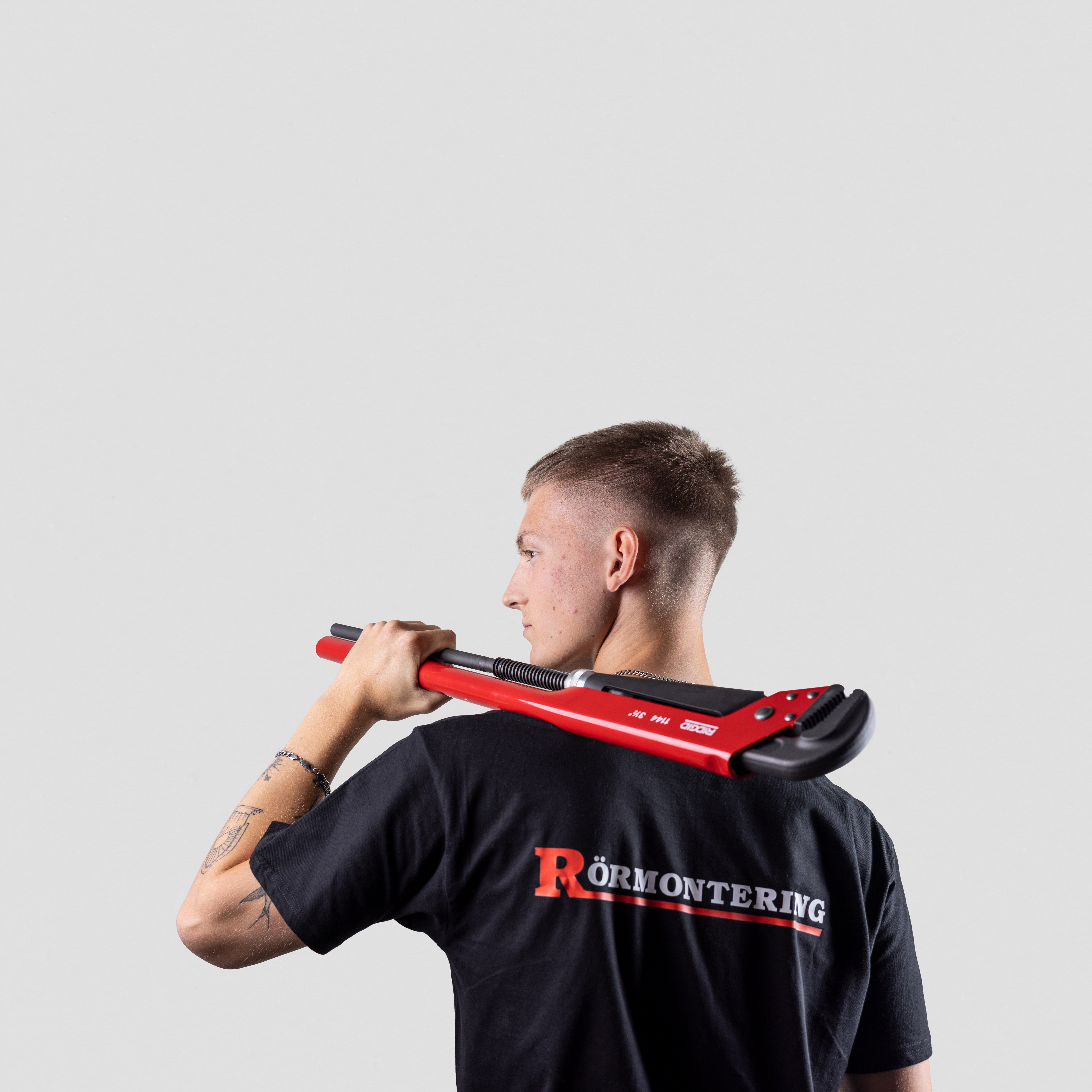 Montör använder elektriskt rörpressverktyg vid rörinstallation