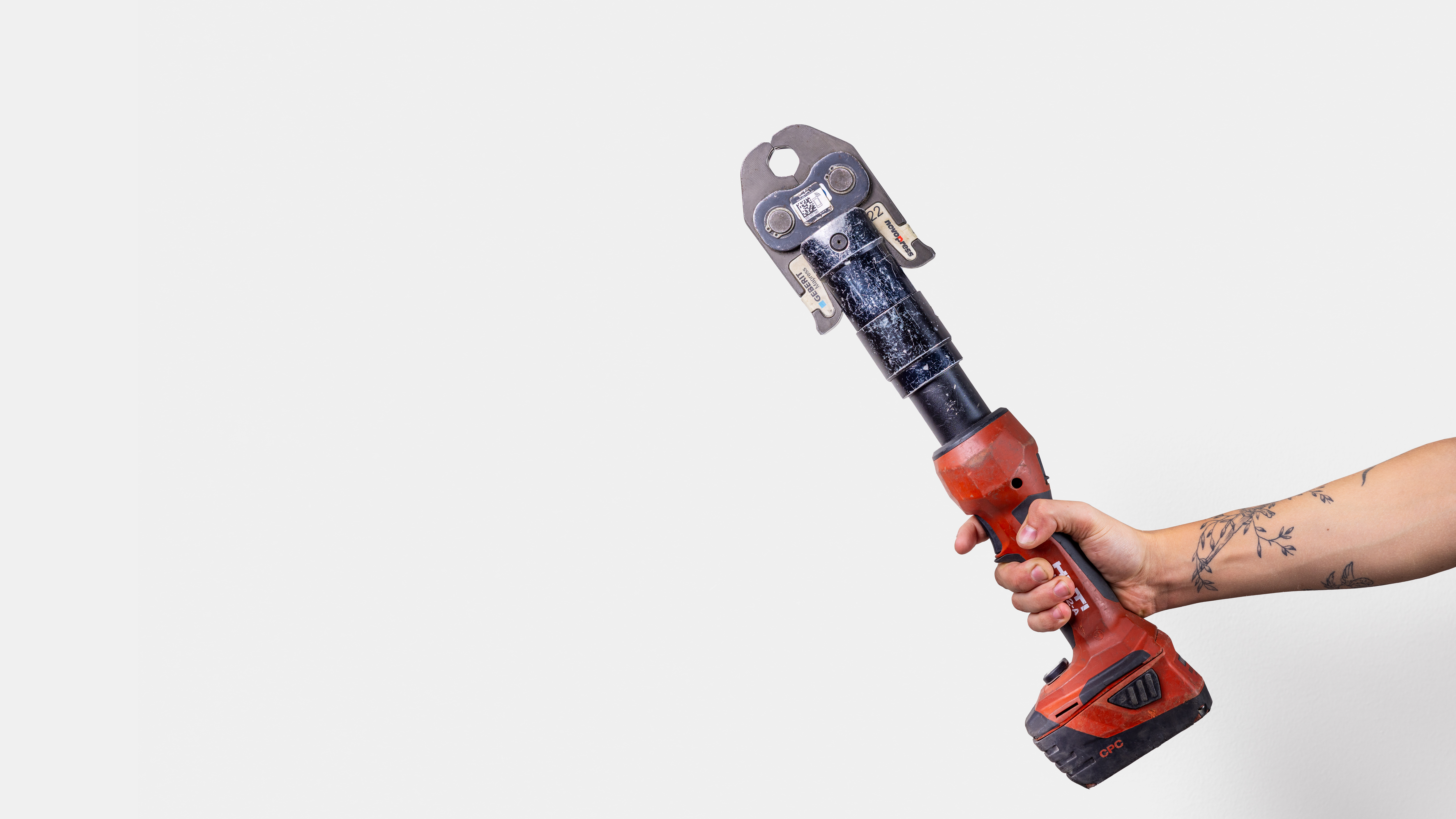 Elektriskt rörpressverktyg som används vid rörinstallation